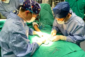 惊魂手指托套伤“像从手上脱掉手套”，13小时手术重建19岁女孩生活希望图片