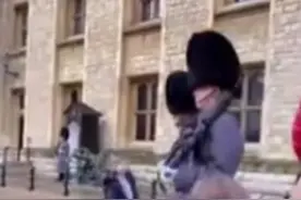 嫌小男孩挡道，英国女王卫队士兵直接从他身上踩了过去图片