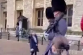 嫌小男孩挡道，英国女王卫队士兵直接从他身上踩了过去图片