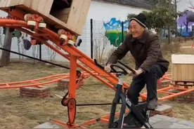爱情的样子！湖北一爷爷卖力蹬车陪奶奶玩过山车，暖化全网视频封面