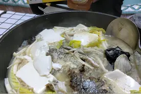 营养美味两手抓，文蛤杂菌豆腐鲜鱼汤是你的不二之选图片