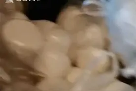暖心！男子将馒头送给流浪汉 对老婆谎称没买到图片