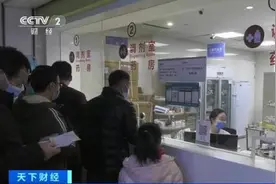 记者调查：硫酸阿托品滴眼液获批上架 家长排队购买 对近视疗效如何？图片