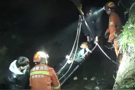 经抢救无效死亡！凌晨湖南一男子骑摩托“飞”下河渠图片