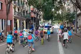 “少年骑士团”亮相西班牙！巴塞罗那派出警力保护孩子们骑车上学图片