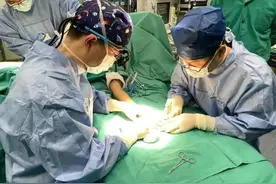 看着都疼！19岁女生摘戒指，竟把手指皮肉撕脱成“白骨”……图片