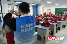 看纸杯做成飞行器 科普公益行活动走进龙山图片