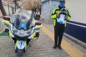 给“蓝胖子”戴上交警的头盔，这份神秘礼物温暖人心图片