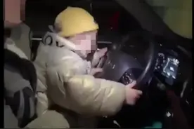 惯子如杀子！让两岁娃娃“开车”令人心惊图片
