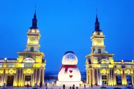 图说｜巨型雪人亮相哈尔滨，网友：看到它就想唱歌图片