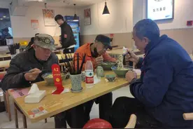 杭州这家面馆“区别”待客？背后有个暖心故事图片