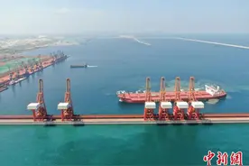 山东港口烟台港转口日韩铁矿货量居全国第一图片