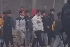 姐姐出嫁，弟弟喊来了全班男生撑场面！网友：姐夫在车里瑟瑟发抖图片