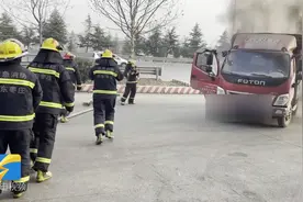 枣庄：货车变“火”车 司机开进消防队 两分钟被扑灭图片