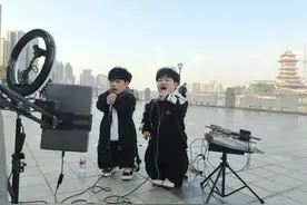 自强故事｜绵阳袖珍双胞胎街头开直播宣传家乡文化图片