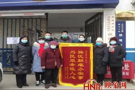 开封市顺河区铁塔街道：为民排忧暖人心 居民感谢送锦旗图片