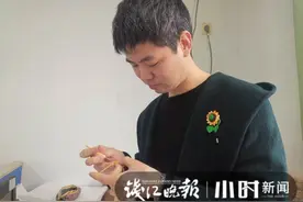 余姚90后小伙痴迷非遗手艺，看他的巧手儿编出的绒线织品多漂亮图片