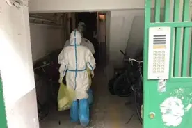 上海一个社区里，防护服背后：“我是老公”“我是老婆”，瞬间刷屏……图片