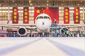 “金牌”班组托起国产大飞机图片