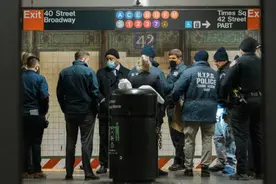 触目惊心！亚裔女子被推下地铁轨道当场身亡，美国仇恨亚裔犯罪激增图片