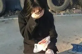 女生学车时踩离合致脚踝脱臼，教练调侃：可能全国首例图片