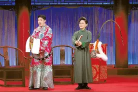 撒贝宁拜师王珮瑜《年年有戏》唱京剧图片