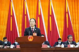 王妮娟代表新兴县人民检察院向大会作工作报告：为新兴融湾发展贡献法治力量图片
