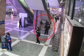 在火车站候车厅尿尿？男子借酒消愁独自喝一斤白酒后……图片