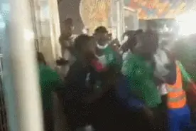 非洲杯喀麦隆体育场发生踩踏致8死 球迷疯狂涌入大门（现场）图片