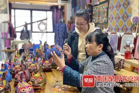 穿壮锦讲白话说英语 广西本土艺术家手下诞生的虎到底有多吸睛图片