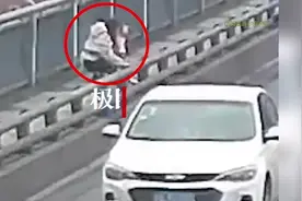 “外卖员飞身拽回跳桥女子”全网点赞，当事人：获奖1万元，准备买辆新送餐车图片