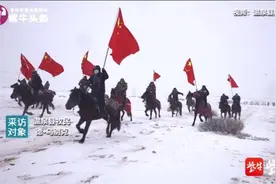 新疆牧民大雪中举国旗策马奔腾：选了22匹最好的马，相送冬奥健儿出征图片