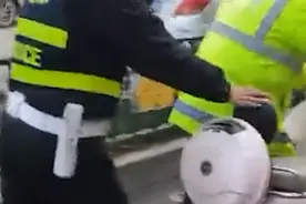 河南伊川网友反映“辅警查违章现场扫码收费”，交警部门回应视频封面