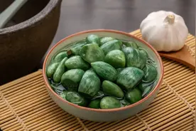 腊八蒜为啥会变绿？它的变化是这样的……图片