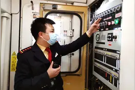 春运“开包记”| 广州地铁三号线司机的手提包里面有什么？图片