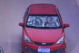 细思极恐！监控发现女子多次抱娃开车......图片
