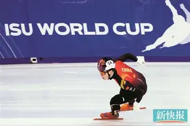 速滑和短道速滑都是滑冰 但，它们不是同一个项目图片