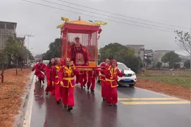 坐“八抬大轿”的江西新娘：寓意好仪式感满满图片