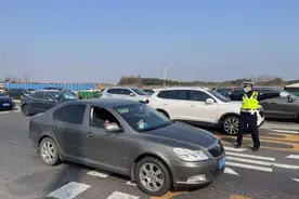 除夕夜走G40长江隧桥去崇明堵吗？浦东交警上足警力保障通行安全顺畅图片