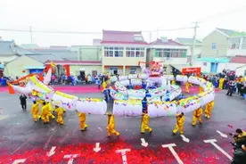 老人“留院过年”家属视频“探视”图片