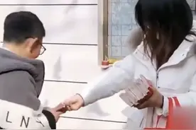 小姨看四个外甥可爱，过年给每人发一万元红包，孩子家长：会替他们保管图片