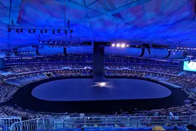 今晚，中国国家体育场鸟巢出现全世界最大地屏图片