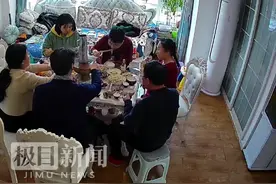 熊孩子饭桌撤凳爷爷仰面摔倒，母亲：他想垫脚去拿糖图片