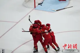 中国女足女冰接连点球逆转日本图片