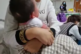奶奶接电话时，西安1岁半宝宝打翻热水壶......医生：烫伤后别这么做图片