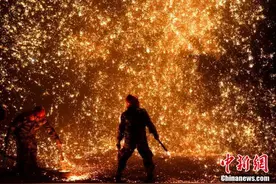 莆田：民间绝活打铁花 火树银花不夜天图片