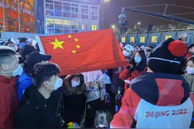 数百名观众现场欢呼！索契冬奥会冠军张虹为高亭宇颁奖图片