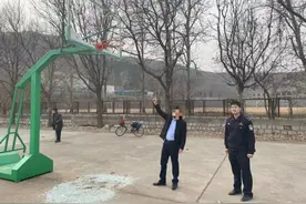 男子任性玩弹弓 击碎篮板被拘留图片
