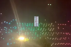 福州元宵夜多架无人机表演时失控坠落，目击者：飞了十多秒就“炸机”图片