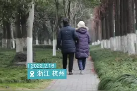动人！杭州98岁老人依偎着家人散步13年 成了公园一道风景线图片